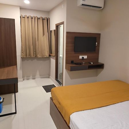 M Square Hotel Vellore Bilik gambar