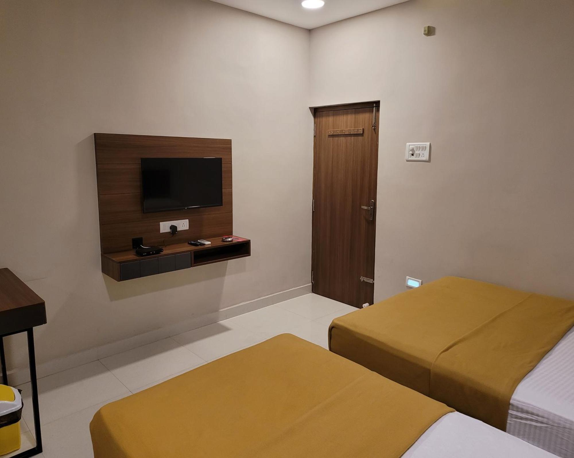 M Square Hotel Vellore Bilik gambar